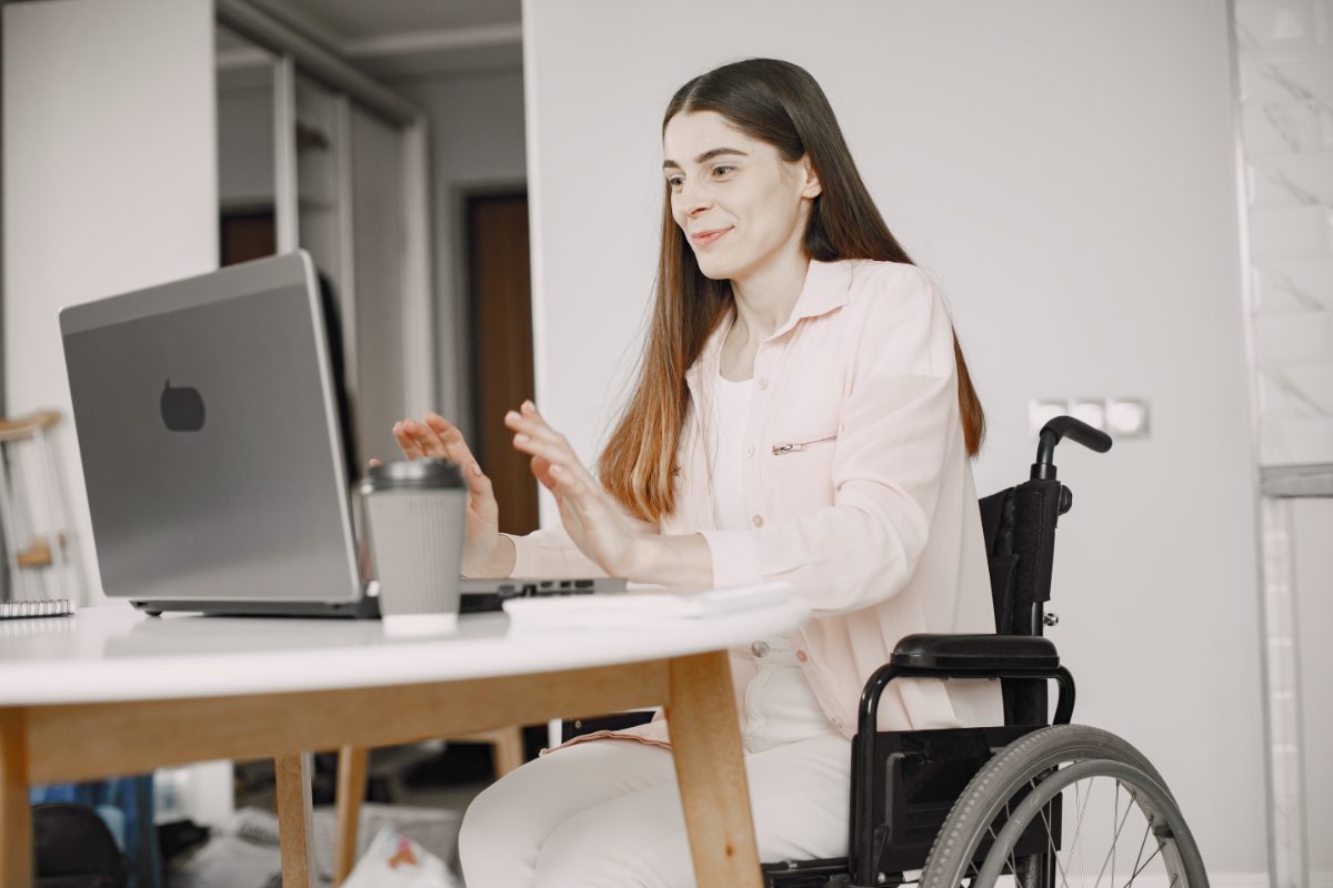 femme handicapée en consultation avec une voyante